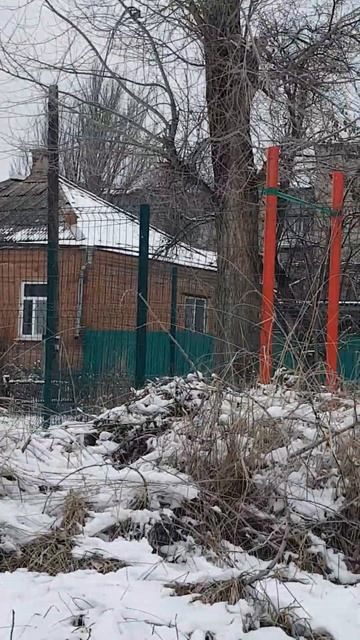 сломанная ветка на детской площадкой ...