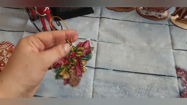 Все вышитые работы на пластиковой канве и деревянных ?