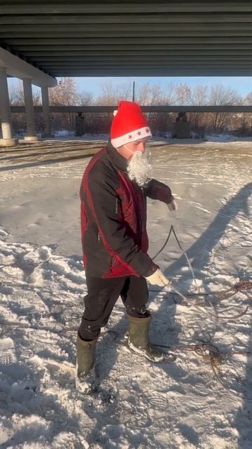 Бешеный дед на рыбалке 👈🏼 #shorts #магнит #рыбак #рыбалк? смотреть онлайн