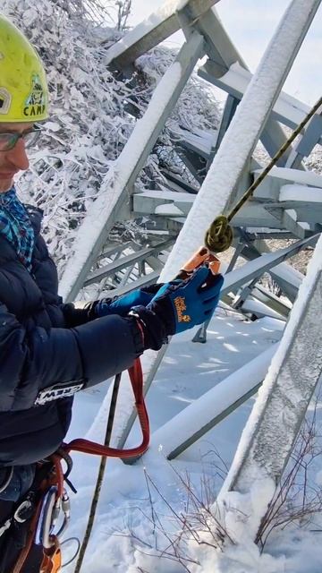 Как сдвинуть жумар, который упёрся в узел. #алматы #аль? смотреть онлайн