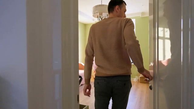 Лестница с подсветкой и мягкая мебель в частный дом смотреть онлайн