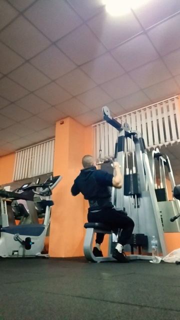 Тяга вертикального блока параллельным хватом. #Shorts #gym# смотреть онлайн