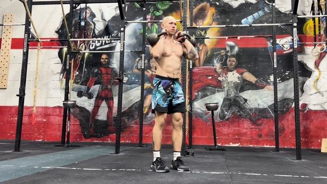 Попеременные выпады назад с гирями на груди | Демонстр смотреть онлайн