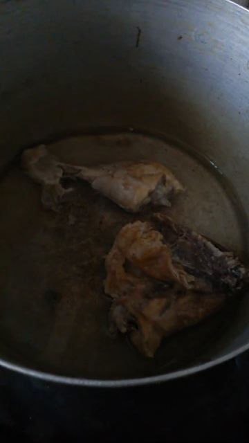 А здесь в этой кастрюле бульон и кусочки курицы