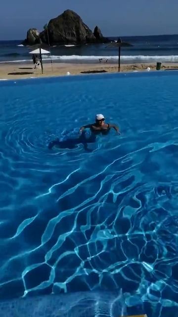 Бассейн на берегу океана смотреть онлайн