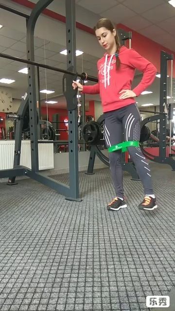 Мах ногой в сторону (с использованием фитнес-резинки) смотреть онлайн