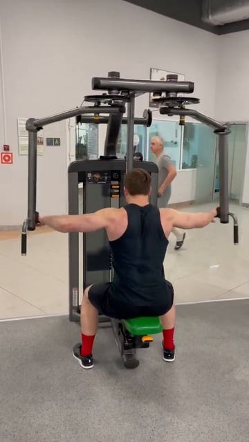 Обратные разведение рук сидя в тренажере 70кг на 20 смотреть онлайн