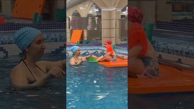 Полинка в бассейне. Малышка учится плавать #shorts смотреть онлайн