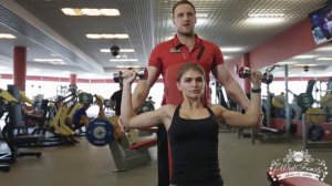 жим гантелями сидя на дельты
