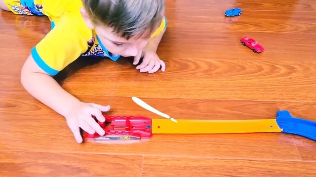 Разноцветный орбиз и машинки ХотВилс. смотреть онлайн