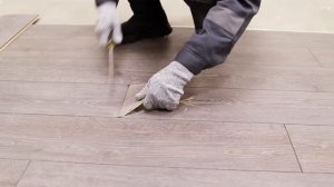 Замена доски ламината в центре комнаты без разбора. Ре