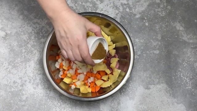 КАК ПРИГОТОВИТЬ КАРТОШКУ С МЯСОМ И ЛУКОМ В ДУХОВКЕ? В д смотреть онлайн