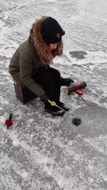 Зимняя рыбалка с женой!!! Клева не будет!!! #днепр #шалом смотреть онлайн