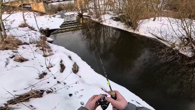 Ловля ЩУКИ на микро-речке весной.Рыбалка на спиннинг 20 смотреть онлайн