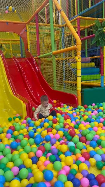 Володя катится с маленькой горки в Family Park , ТЦ «Юбилейный», г. Хабаровск. Володе 3,9 года. смотреть онлайн