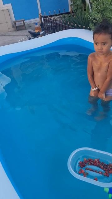 Алика Салиха дома ,бассейн. 2023 август.(1) смотреть онлайн