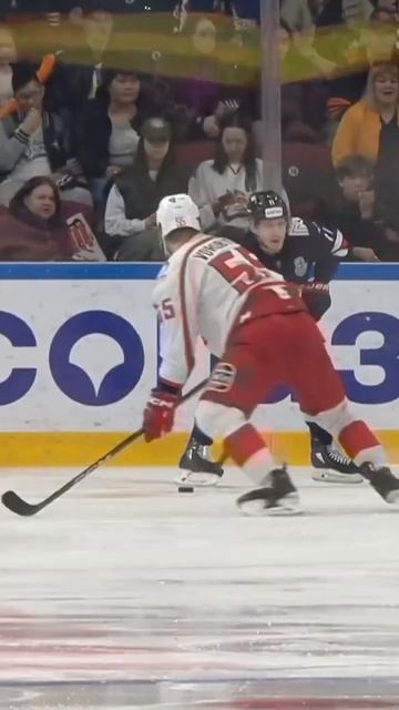 Игрок Автомобилиста отбил шайбу ГОЛОВОЙ и спас команд