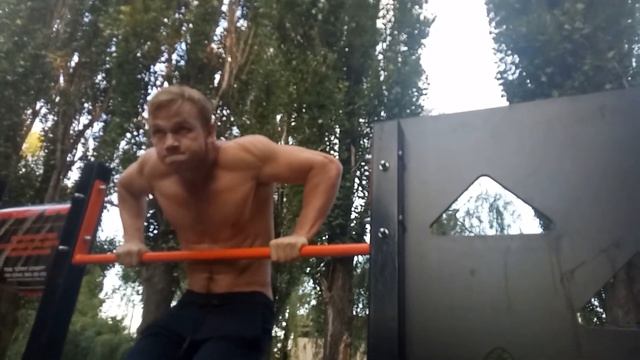 Как накачать низ груди на турниках и брусьях смотреть онлайн