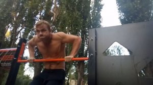 Как накачать низ груди на турниках и брусьях