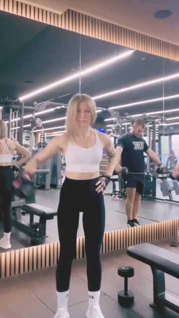 Делаем красивые плечи - тренировка в зале | Dumbbell one-arm late смотреть онлайн