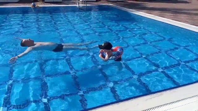 Папа учит лежать на воде #Турция / МАТВЕЙ и СУПЕРИГРЫ смотреть онлайн