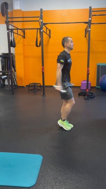 Випад назад + мах гантель верх #fitness смотреть онлайн