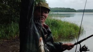 Рыбалка в грозу на озере на ДОНКИ и удочку. Июль 2024 год.