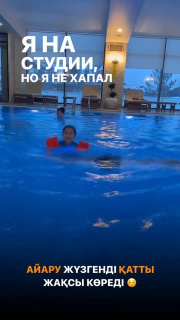 Семейные плавания: дочь и папа наслаждаются бассейном смотреть онлайн