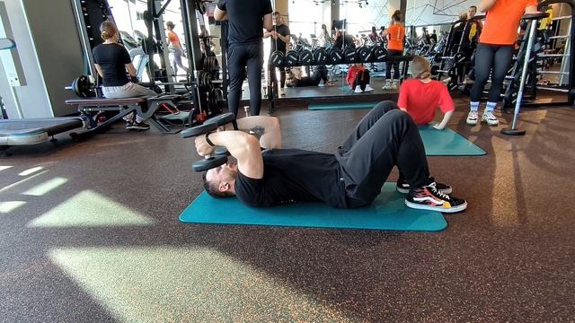 Французский жим с гантелями на полу. Техника выполнен? смотреть онлайн