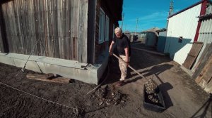 Купили заброшенный дом в деревне. Сеем газон своими ру