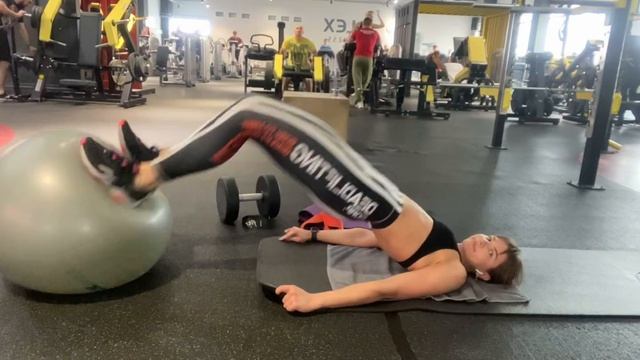 Сгибание голени на фитболе смотреть онлайн