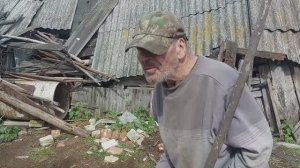 Убираемся у деда Матвея во дворе.