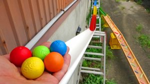 КАТАЕМ ШАРИКИ С ДЕТСКОЙ ГОРКИ ВИДЕО ДЛЯ ДЕТЕЙ ЦВЕТНЫЕ ШАРИКИ ДЕТСКИЙ КАНАЛ ИГРАЛКИ-ЗАЛИПАЛКИ