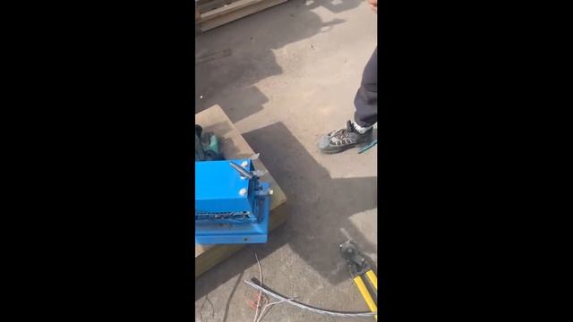 Видео работы станка для очистки проводов от клиента смотреть онлайн