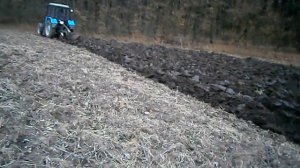 Трактор Беларус пашет мерзлое поле BelarusTractor plows a field of frozen #vseklevo #синийтрактор