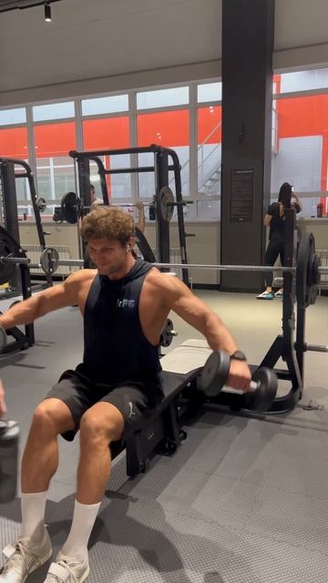 Отведение плеч с гантелями сидя 10кг*15 смотреть онлайн