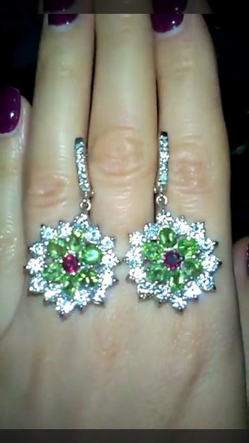 Серьги с природным хризолитом, гранатом и фианитами.