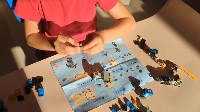 Что собирает Дамир из Лего?