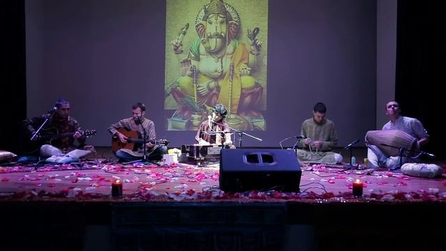 Битту Маллик/Bittu Mallick "Jay Jay Nityananda Sri Madhava Gaura Hari" Moscow december"13 смотреть онлайн