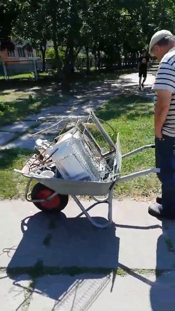Мужик везёт металлолом сдавать. смотреть онлайн