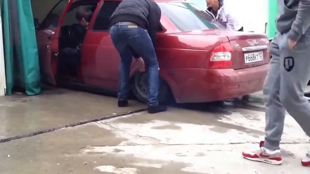 идиот на приоре. авто прикол