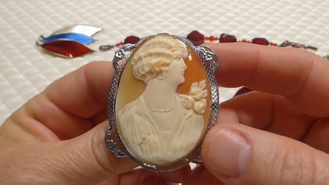 еще один гранатовый браслет и другие находки, 305