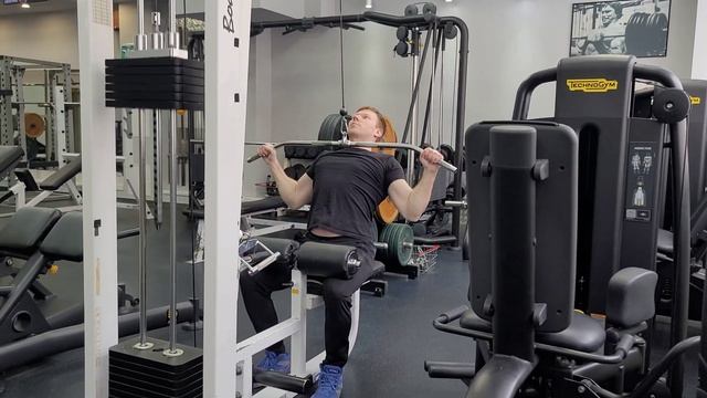 Тяга блока к груди широким хватом - Техника выполнения смотреть онлайн