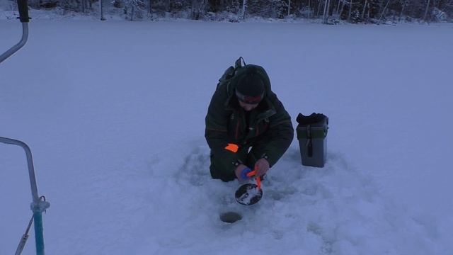 Рыбалка на лесном озере в Карелии! смотреть онлайн