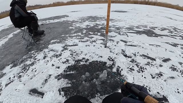 Перший НЕБЕЗПЕЧНИЙ ЛІД, Пошук ОКУНЯ, Рибалка 2025 смотреть онлайн