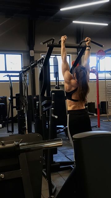 Подтягивания узким параллельным хватом.mp4