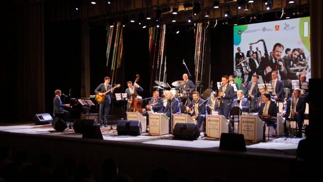 Московский джазовый оркестр под управлением Игоря Бутмана — Я шагаю по Москве смотреть онлайн