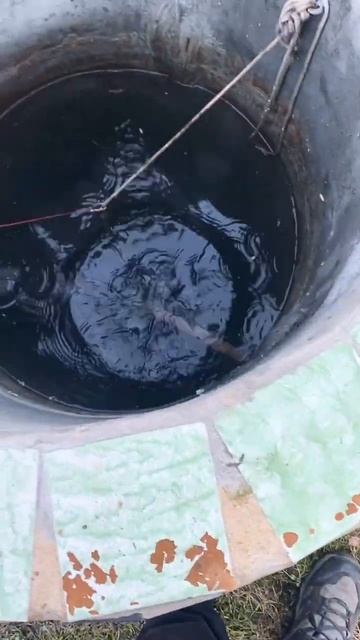 Снег в колодце. Лёд в колодце!