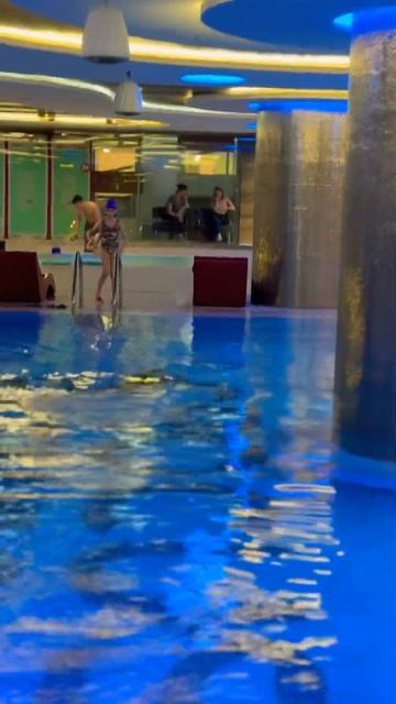 Под водой 🤿 на 1 дыхании проплыл весь бассейн🔥 смотреть онлайн