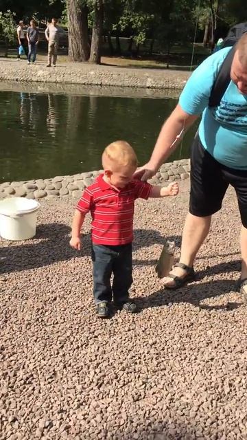 Как правильно ловить рыбу в 2 года, уроки с пеленок / How T